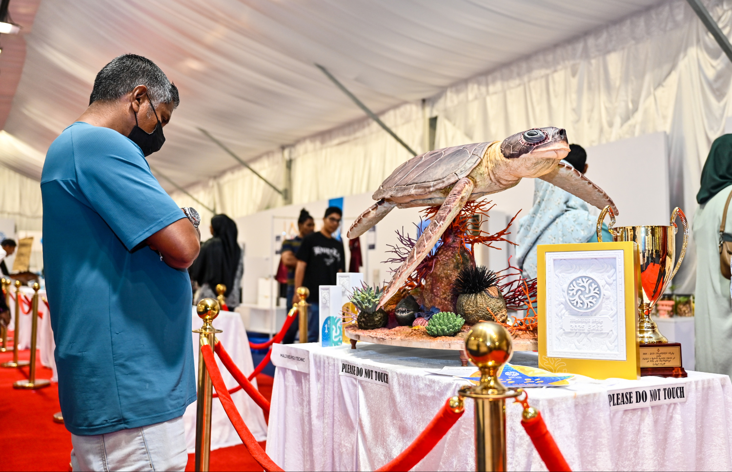 މޯލްޑިވްސް އެކްސްޕޯގައި ބައިވެރިކޮށްފައިވާ ދިވެހި އުފެއްދުމެއް މީހަކު ބަލާލަނީ: މި އެކްސްޕޯގައި 300 އަށް ވުރެ ގިނަ ފަރާތްތަށް ވަނީ ބައިވެރިވެފަ -- ފޮޓޯ: ފަޔާޒު މޫސާ | މިހާރު