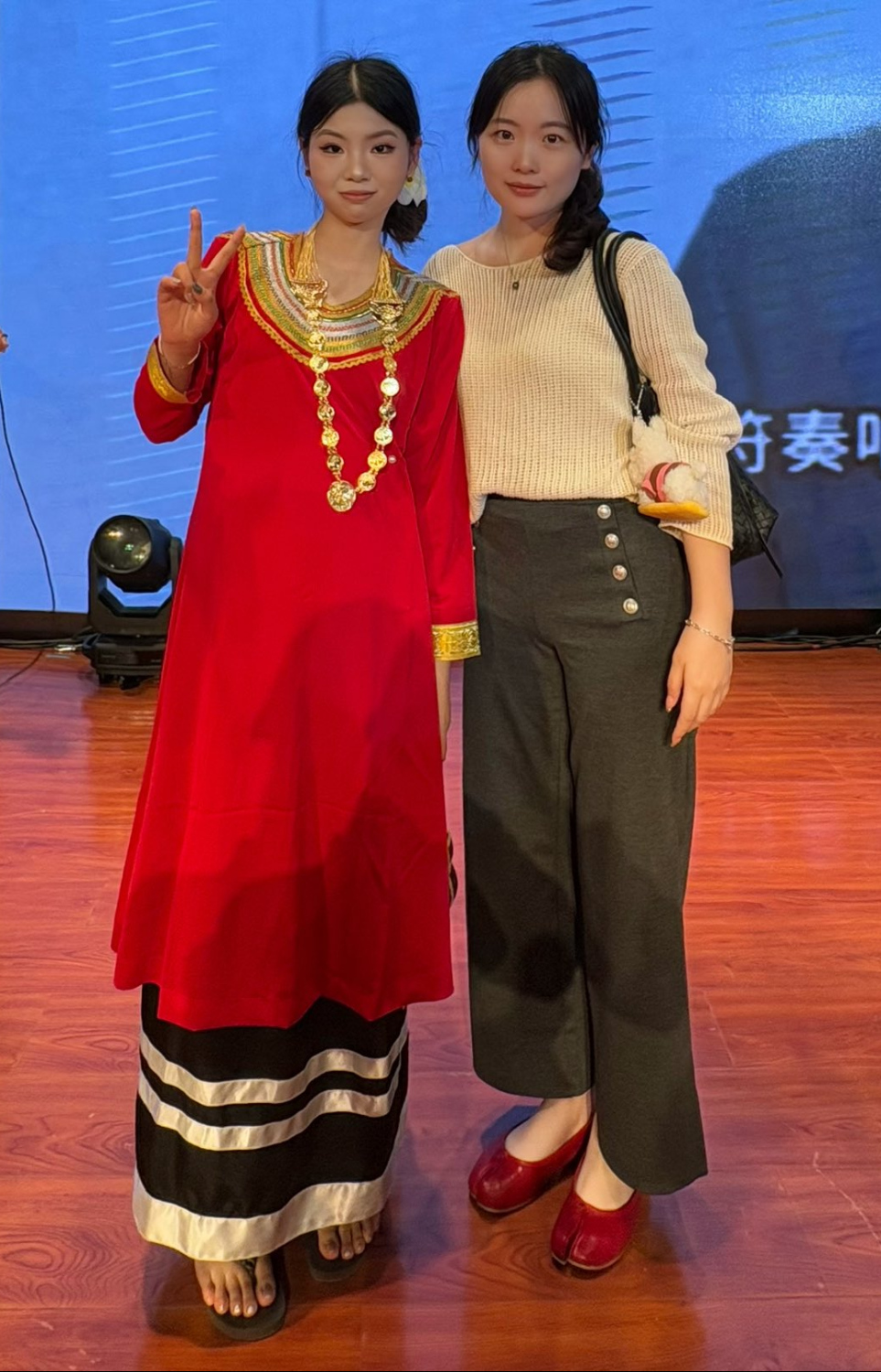 ފަންގުފަންގު، ގައުމީ ހެދުން ލައިގެން ހުރި އޭނާގެ ދަރިވަރަކާއެކު ފޮޓޯއެއް ނަގަނީ.