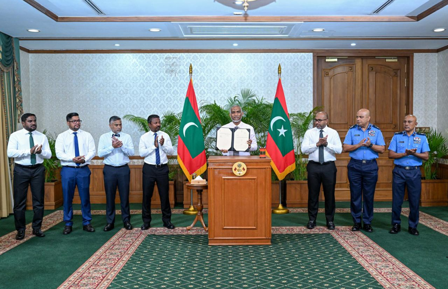 ގޭންގު ކުށްތަކުގެ ބިލް ތަސްދީގު ކުރެއްވުމަށް ފަހު ރައީސް މުއިއްޒު އެ ބިލް މީޑިއާ އަށް ދައްކާލައްވަނީ.---ފޮޓޯ: ރައީސް އޮފީސް