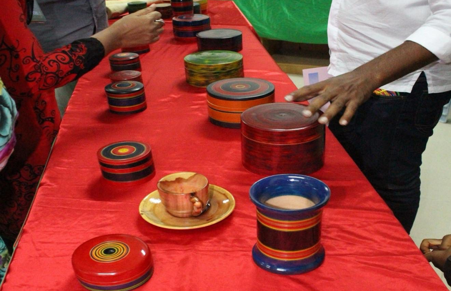 ވިމެން އެންހޭންސްމަންޓް ޖަމިއްޔާއިން ހެދި އެއްޗެހިތަކެއް.