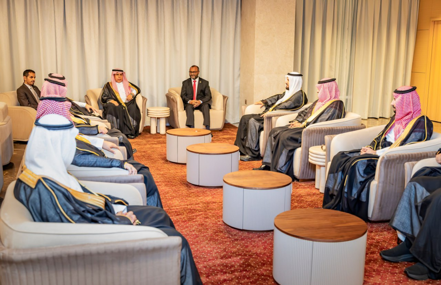 މައްކާ ރޫޓް އިނިޝިއޭޓިވް ކޮމިޓީގެ ޗެއާމަން އަދި ސައޫދީގެ ފޮރިން މިނިސްޓަރުގެ އެޑްވައިޒަރު ލެފްޓިނެންޓް ޖެނެރަލް ސުލައިމާން ބިން އަބްދުލް އަޒީޒު އަލްޔަހްޔާއާ އެކު، މިނިސްޓަރު ޝަހީމް މިރޭ ވެލާނާ އިންޓަނޭޝަނަލް އެއާޕޯޓުގައި.---ފޮޓޯ: އިސްލާމިކް މިނިސްޓްރީ