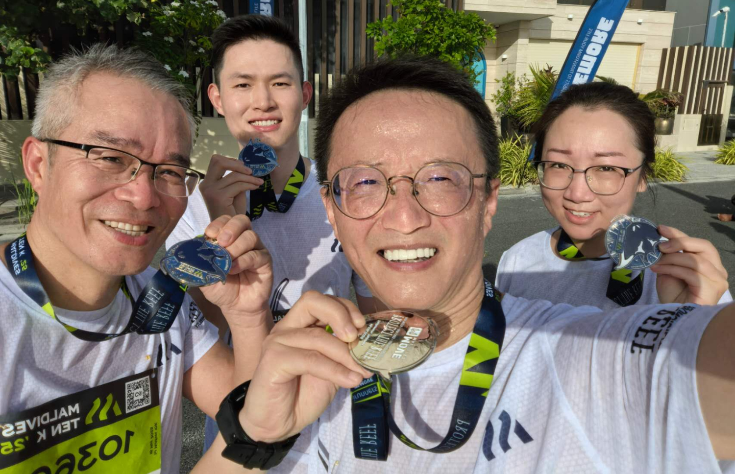 ސަފީރާއި ޗައިނާ އެމްބަސީގައި މަސައްކަތް ކުރާ ބައެއް މުވައްޒަފުން، ދުވުމެއްގައި ބައިވެރިވެފައި.