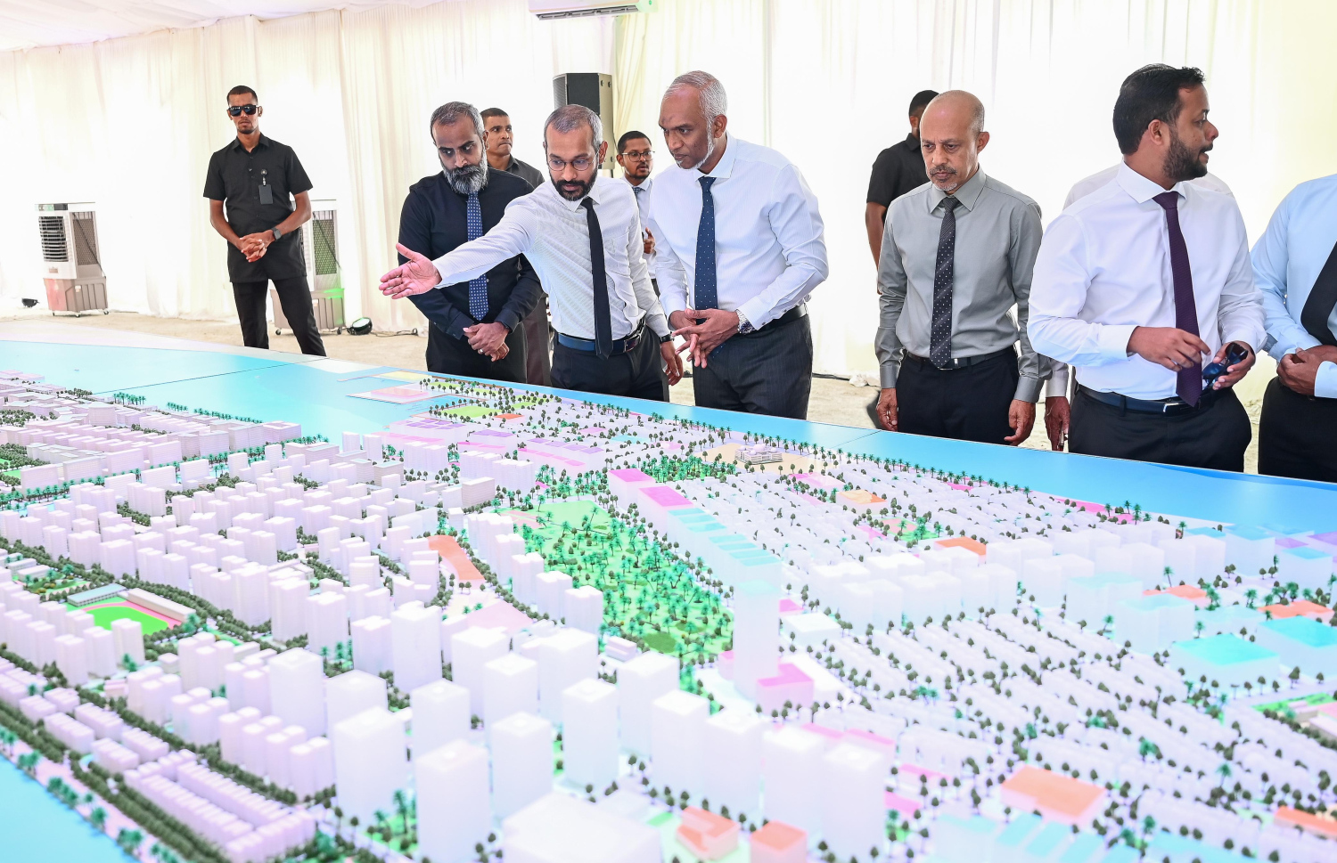 ހުޅުމާލޭގެ "ރިވައިޒްޑް މާސްޓަޕްލޭން" އިފްތިތާހުކުރުމަށް ބޭއްވި ރަސްމިއްޔާތުގައި ހުޅުމާލޭގެ ތުރީޑީ މޮޑެލްއެއް ދައްކާލަނީ.-- ފޮޓޯ: ފަޔާޒް މޫސާ | މިހާރު