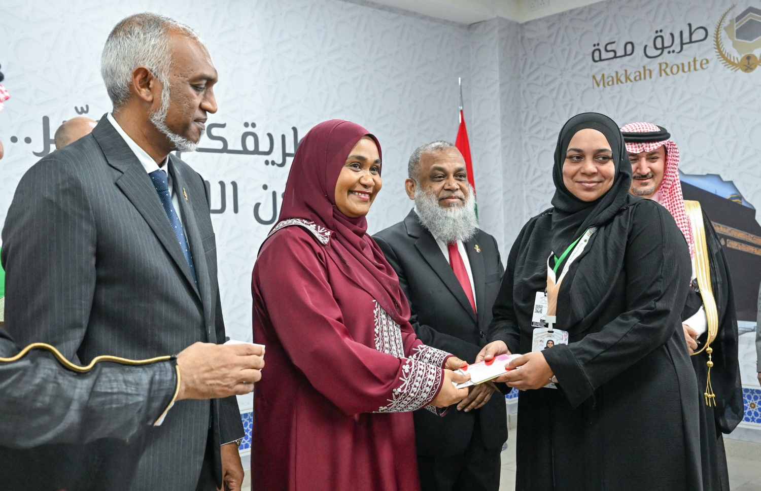 މައްކާ ރޫޓް އިނީޝިއޭޓިވް އިފްތިތާހު ކުރަން ބޭއްވި ރަސްމިއްޔާތުގައި ފަސްޓް ލޭޑީ، ހައްޖާޖީއަކަށް ޕާސްޕޯޓު ހަވާލުކޮށްދެއްވަނީ-- ފޮޓޯ | ރައީސް އޮފީސް