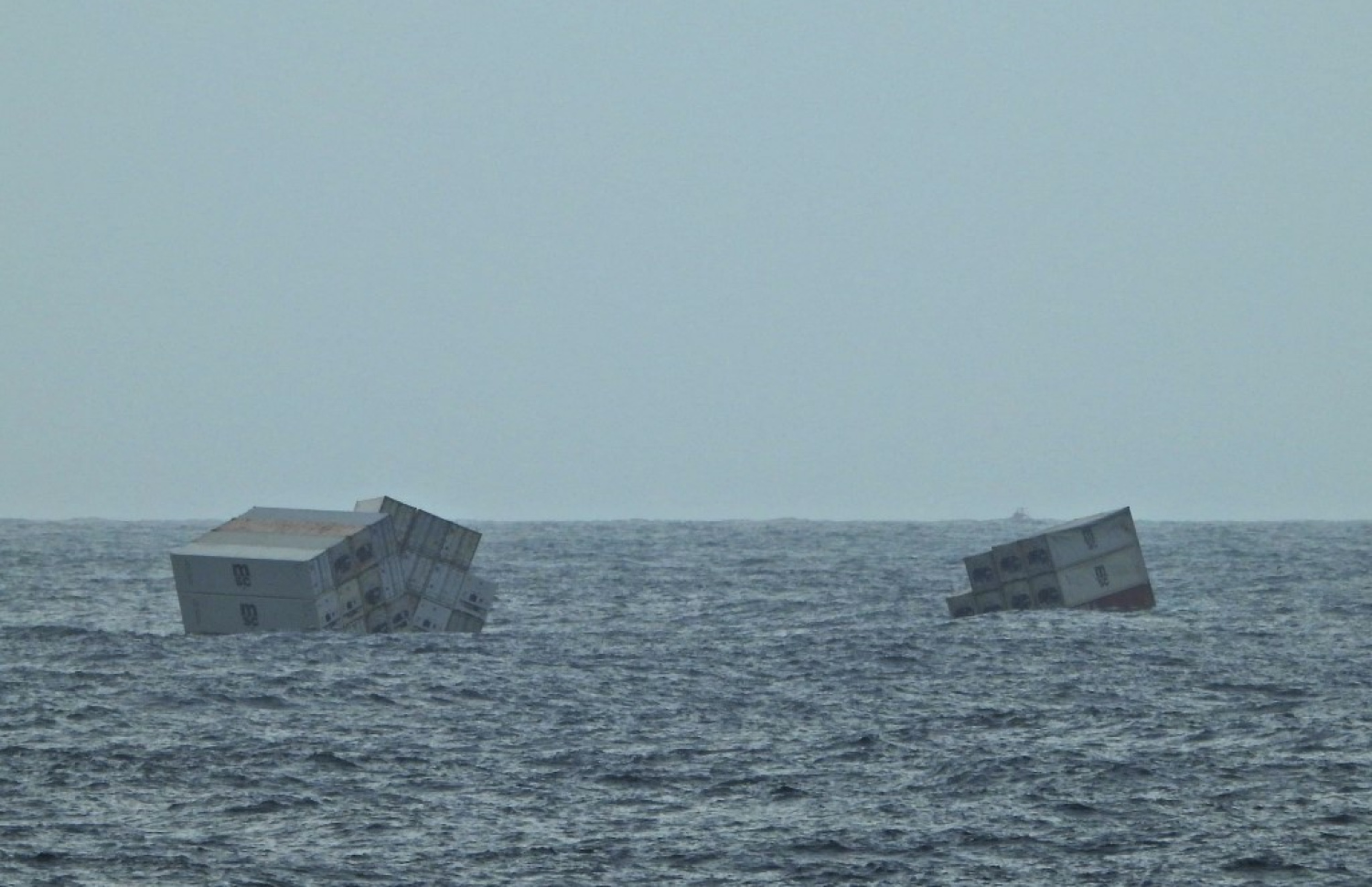 "އެމްއެސްސީ އެލްސާ 3" އިން ކަނޑަށް ބޭރުވި ބައެއް ކޮންޓެއިނާތައް އޮޔާދަނީ.