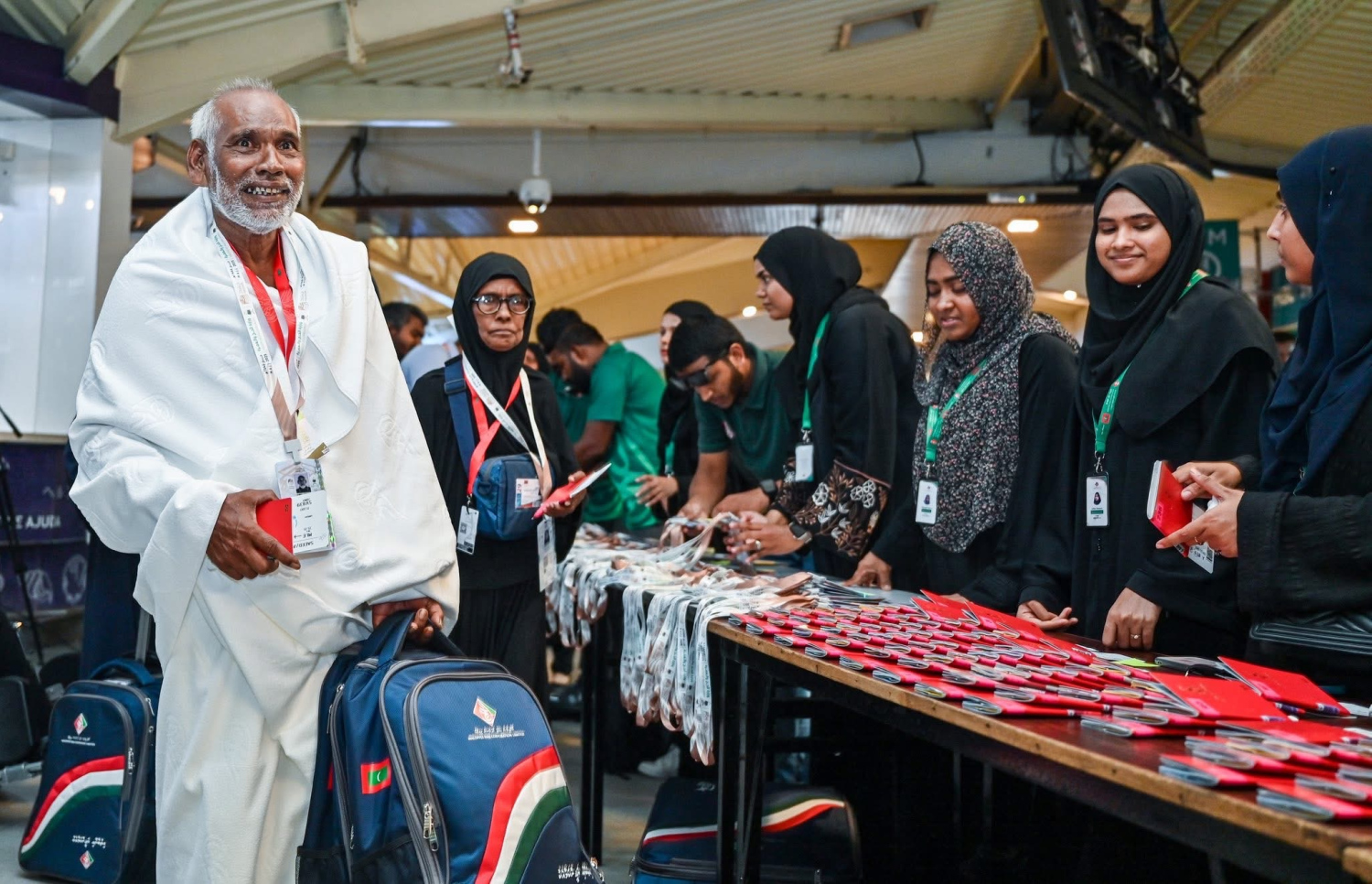 ރާއްޖެ އިން މި އަހަރު ހައްޖަށް ދާ މީހުންގެ ފުރަތަމަ ގުރޫޕްގައި ހިމެނޭ ބައެއް މީހުން ފުރަން މިއަދު އެއާޕޯޓުގައި.--- ފޮޓޯ: ފަޔާޒު މޫސާ | މިހާރު