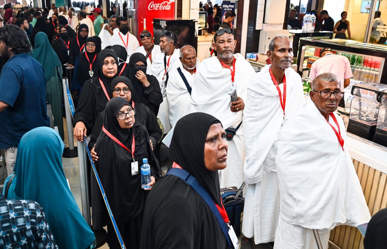 ރާއްޖެ އިން މި އަހަރު ހައްޖަށް ދާ މީހުންގެ ފުރަތަމަ ގުރޫޕުގައި ހިމެނޭ ބަޔަކު ޑިޕާޗާ ޓާމިނަލަށް ވަނުމަށް ކިޔޫ ހަދައިގެން.--- ފޮޓޯ: ފަޔާޒު މޫސާ | މިހާރު