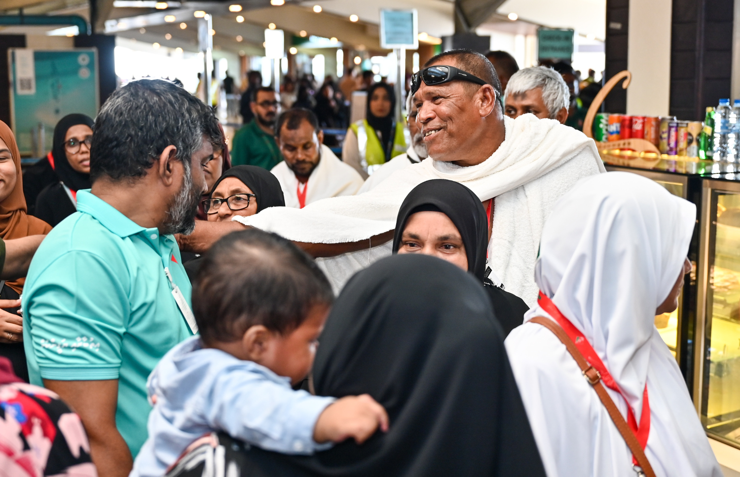 ރާއްޖެ އިން މި އަހަރު ހައްޖަށް ފުރި ފުރަތަމަ ގުރޫޕުގައި ހިމެނޭ މީހަކު ފުރުމުގެ ކުރިން އޭނާގެ އާއިލާގެ މީހުންނާ މިއަދު ސަލާން ކުރަނީ.--- ފޮޓޯ: ފަޔާޒު މޫސާ | މިހާރު