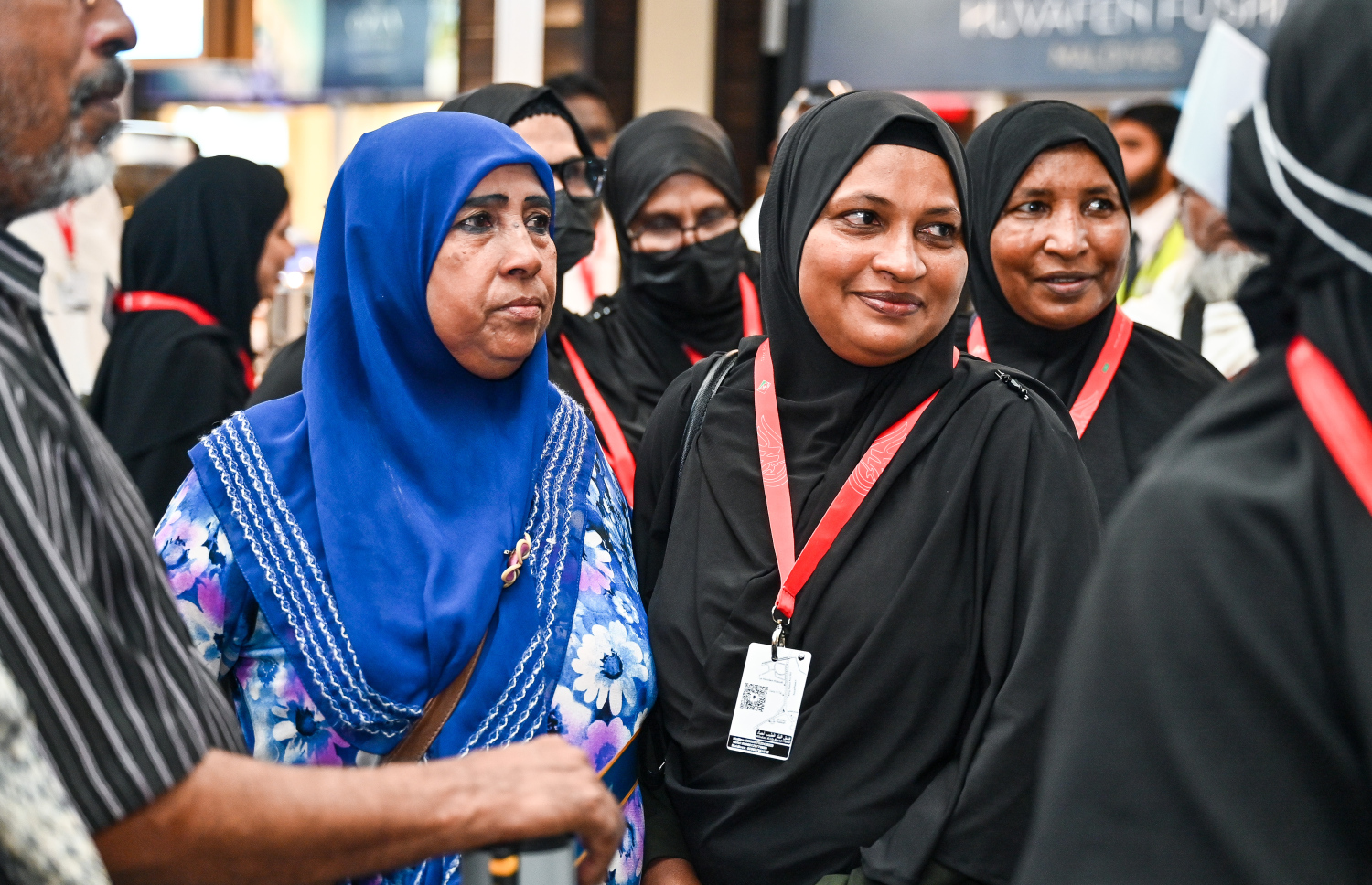 ރާއްޖެ އިން މި އަހަރު ހައްޖަށް ފުރި ފުރަތަމަ ގުރޫޕުގައި ހިމެނޭ މީހަކު ފުރުމުގެ ކުރިން އޭނާގެ އާއިލާގެ މީހުންނާ މިއަދު ސަލާން ކުރަނީ.--- ފޮޓޯ: ފަޔާޒު މޫސާ | މިހާރު