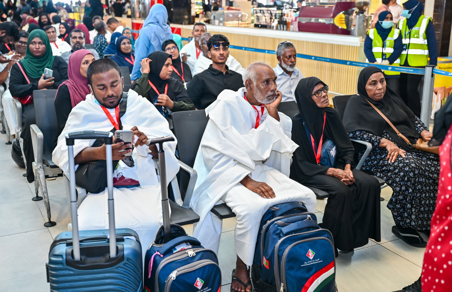 ރާއްޖެ އިން މި އަހަރު ހައްޖަށް ދާ މީހުންގެ ފުރަތަމަ ގުރޫޕުގައި ހިމެނޭ ދެ މީހަކު ފުރަން ގޮސް ވެލާނާ އިންޓާނޭޝަނަލް އެއާޕޯޓުގައި: ފުރަތަމަ ގްރޫޕުގައި 235 މީހަކު ވަނީ މިއަދު ހަވީރު ފުރާފައި.--- ފޮޓޯ: ފަޔާޒު މޫސާ | މިހާރު