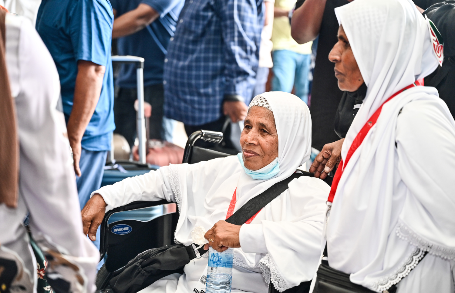 ރާއްޖެ އިން މި އަހަރު ހައްޖަށް ދާ މީހުންގެ ފުރަތަމަ ގުރޫޕްގައި ހިމެނޭ ބަޔަކު ފުރަން ގޮސް ވެލާނާ އިންޓާނޭޝަނަލް އެއާޕޯޓުގައި ހަރަކާތްތެރިވަނީ.--- ފޮޓޯ: ފަޔާޒު މޫސާ | މިހާރު