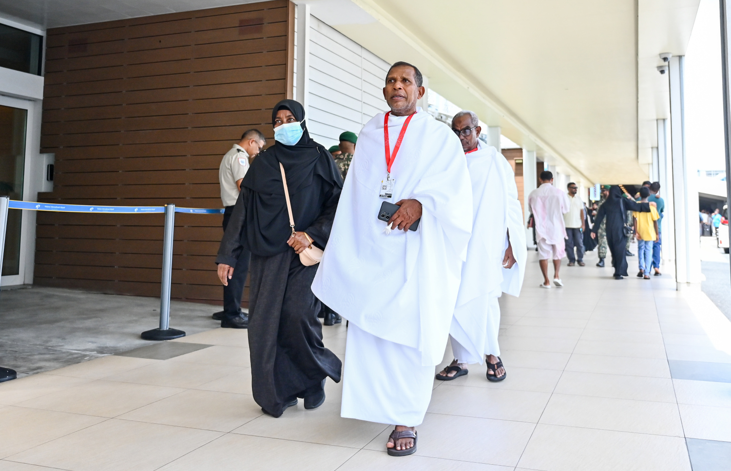 ރާއްޖެ އިން މި އަހަރު ހައްޖަށް ދާ މީހުންގެ ފުރަތަމަ ގުރޫޕްގައި ހިމެނޭ ބަޔަކު ފުރަން ގޮސް ވެލާނާ އިންޓާނޭޝަނަލް އެއާޕޯޓުގައި ހަރަކާތްތެރިވަނީ.--- ފޮޓޯ: ފަޔާޒު މޫސާ | މިހާރު