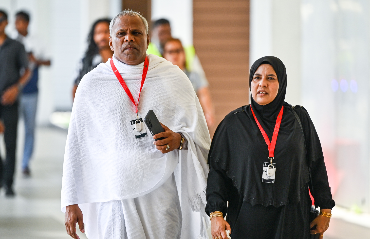 ރާއްޖެ އިން މި އަހަރު ހައްޖަށް ދާ މީހުންގެ ފުރަތަމަ ގުރޫޕުގައި ހިމެނޭ ދެ މީހަކު ފުރަން ގޮސް ވެލާނާ އިންޓާނޭޝަނަލް އެއާޕޯޓުގައި: ފުރަތަމަ ގްރޫޕުގައި 235 މީހަކު ވަނީ މިއަދު ހަވީރު ފުރާފައި.--- ފޮޓޯ: ފަޔާޒު މޫސާ | މިހާރު