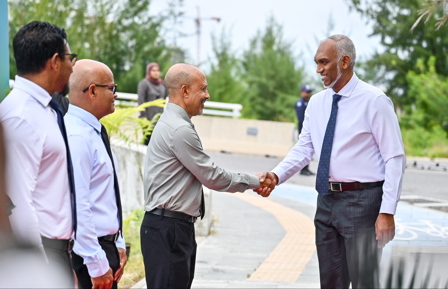 ހުޅުމާލޭގެ "ރިވައިޒްޑް މާސްޓަޕްލޭން" އިފުތިތާހު ކުރުމުގެ ރަސްމިއްޔާތަށް ރައީސް މުއިއްޒު ވަޑައިގަތުމުން އެޗްޑީސީގެ މެނޭޖިން ޑިރެކްޓަރު މައުރޫފް މަރުހަބާ ދަންނަވަނީ.--- ފޮޓޯ: ފަޔާޒު މޫސާ | މިހާރު