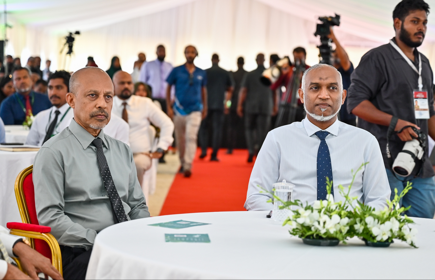 ހުޅުމާލޭގެ "ރިވައިޒްޑް މާސްޓަޕްލޭން" އިފުތިތާހު ކުރުމަށް ބޭއްވި ރަސްމިއްޔާތުގައި ރައީސް މުއިއްޒާއި އެޗްޑީސީގެ މެނޭޖިން ޑިރެކްޓަރު މައުރޫފް ބައިވެރިވެވަޑައިގަންނަވަނީ.--- ފޮޓޯ: ފަޔާޒު މޫސާ | މިހާރު