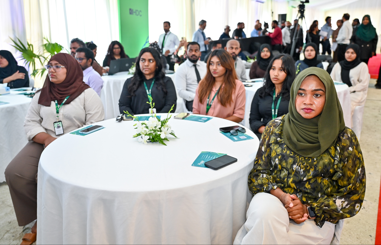 ހުޅުމާލޭގެ "ރިވައިޒްޑް މާސްޓަޕްލޭން" އިފުތިތާހު ކުރުމަށް ބޭއްވި ރަސްމިއްޔާތުގައި ބައިވެރިވި އެޗްޑީސީގެ ބައެއް މުވައްޒަފުން.--- ފޮޓޯ: ފަޔާޒު މޫސާ | މިހާރު