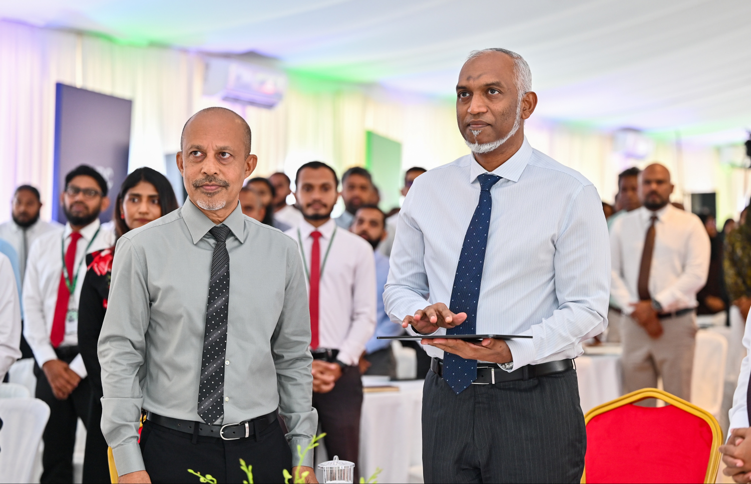 ރައީސް މުއިއްޒު، ހުޅުމާލޭގެ "ރިވައިޒްޑް މާސްޓަޕްލޭން" އިފުތިތާހު ކޮށްދެއްވާއިރު އަރިހުގައި އެޗްޑީސީގެ އެމްޑީ މައުރޫފް.---ފޮޓޯ: ފަޔާޒު މޫސާ| މިހާރު