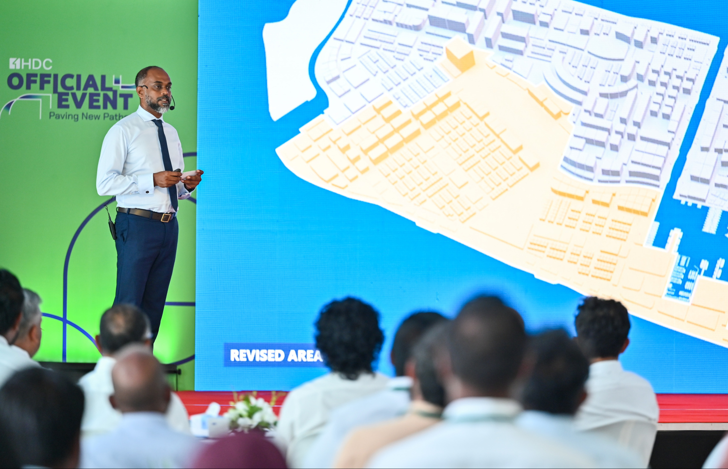 ހުޅުމާލޭގެ "ރިވައިޒްޑް މާސްޓަޕްލޭން" އިފްތިތާހުކުރުމަށް ފަހު އެ މާސްޓަޕްލޭންގައި ހިމެނޭ މުހިންމު ބައިތައް އެޗްޑީސީގެ ޗީފް ޕްލޭނިން އޮފިސަރު އަހުމަދު ޒިނަފް ހުށަހަޅުއްވައި ދެއްވަނީ.--- ފޮޓޯ: ފަޔާޒު މޫސާ | މިހާރު