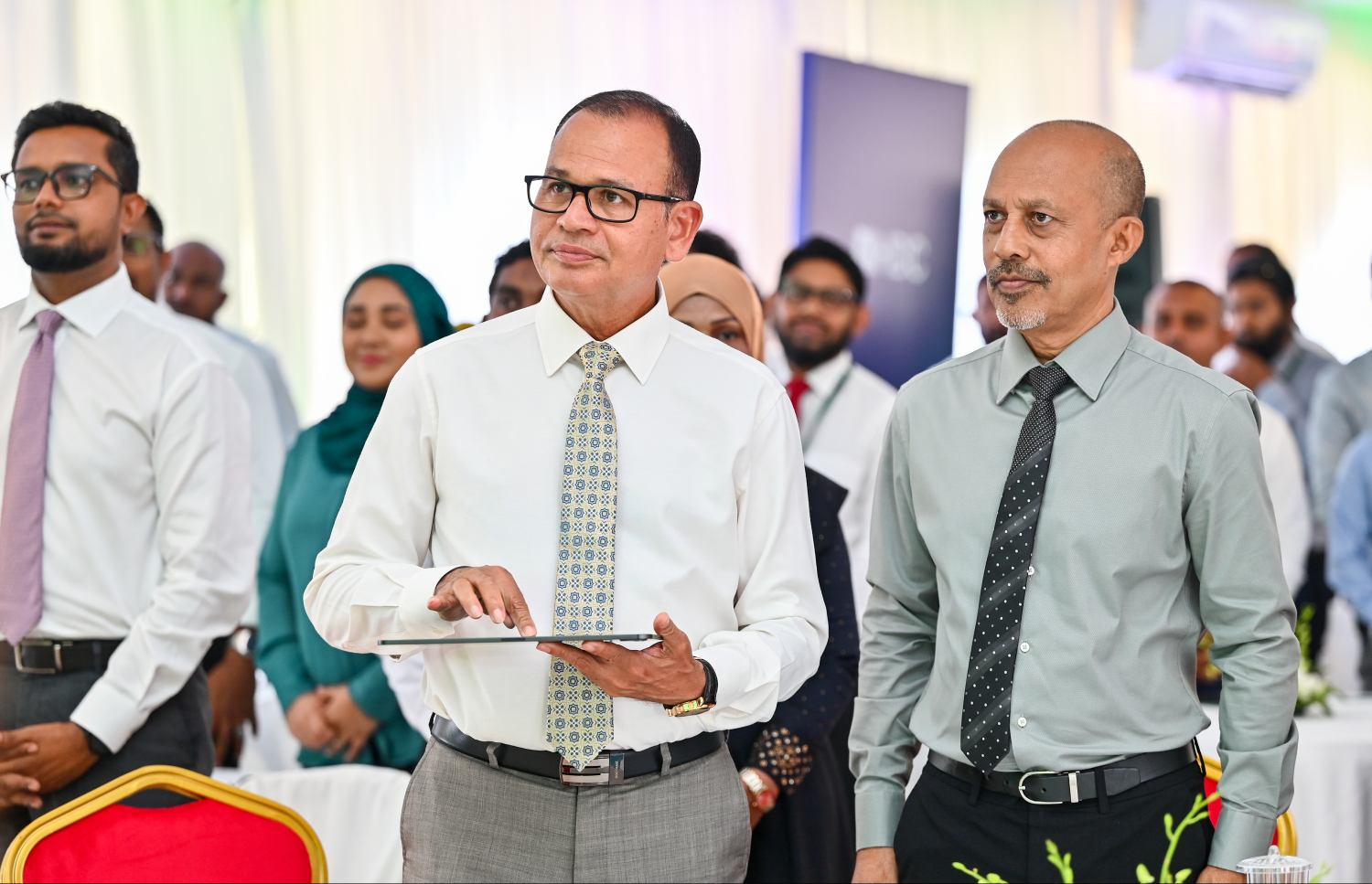 ހުޅުމާލޭގެ "ރިވައިޒްޑް މާސްޓަޕްލޭން" އާންމު ކުރުމަށް ބޭއްވި ރަސްމިއްޔާތުގައި އެޗްޑީސީގެ އާ ވެބްސައިޓް ލޯކަލް ގަވަމެންޓް މިނިސްޓަރު އާދަމް ޝަރީފާ އިފުތިތާހު ކޮށްދެއްވާއިރު އަރިހުގައި އެޗްޑީސީގެ އެމްޑީ މައުރޫފް ޖަމީލް.--- ފޮޓޯ: ފަޔާޒު މޫސާ | މިހާރު