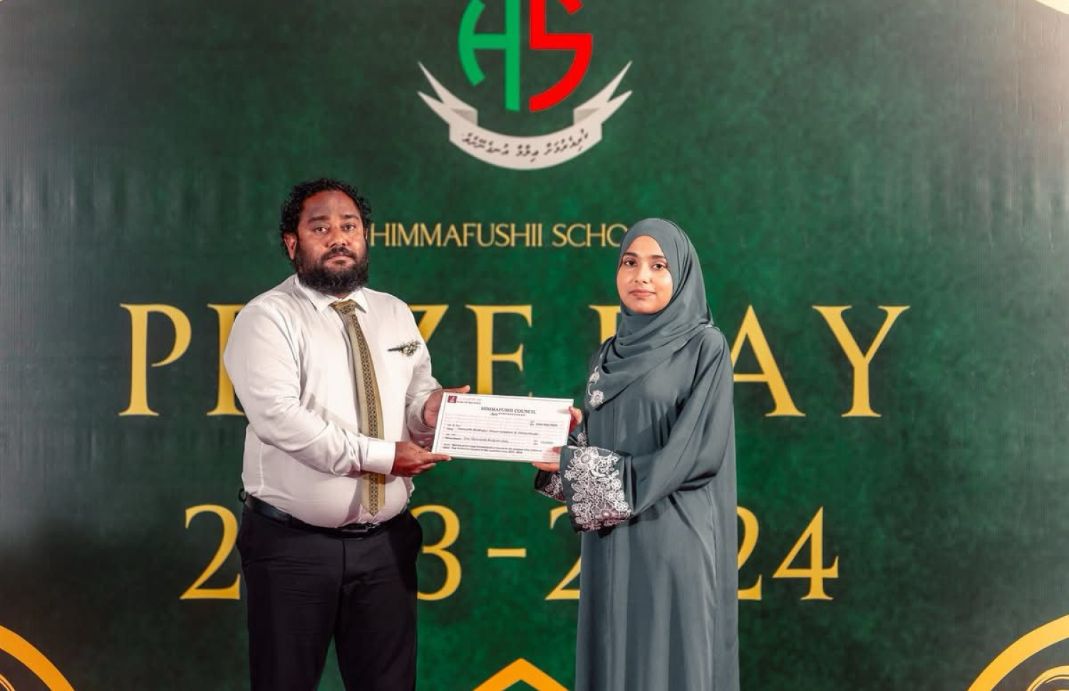 ހިންހިންމަފުށީ ސްކޫލު ގްރޭޖުއޭޝަނެއްގައި ދަރިވަރަކަށް ސެޓްފިކެޓް ހަވާލުކުރަނީ--