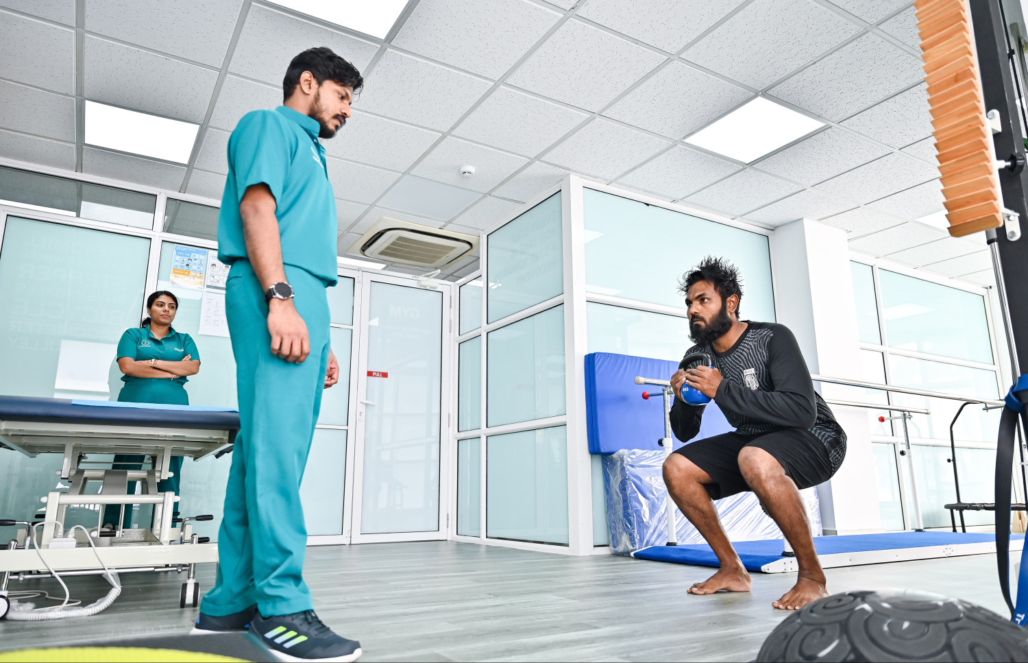 ޓޯޓަލްފިޒިއޯ: ޕޭޝަނެއް އެ ކްލިނިކްގެ ހިދުމަތް ހޯދަނީ -- ފޮޓޯ: ފަޔާޒް މޫސާ / މިހާރު