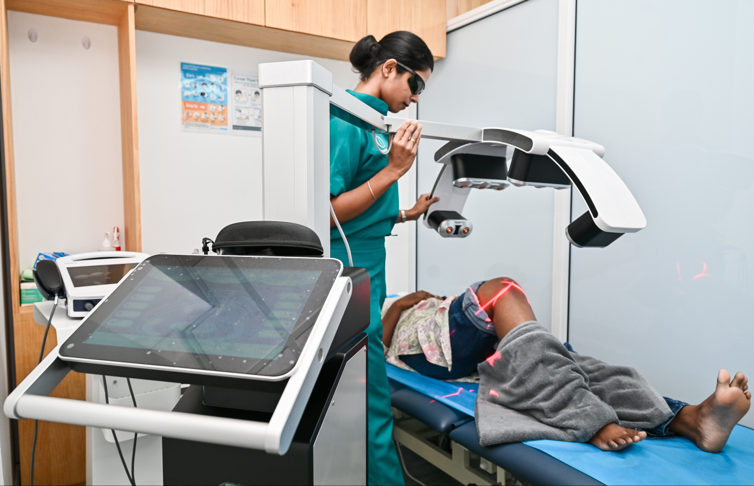 ލޭޒާ ތެރަޕީގެ ހިދުމަތް ހޯދަނީ -- ފޮޓޯ: ފަޔާޒް މޫސާ / މިހާރު