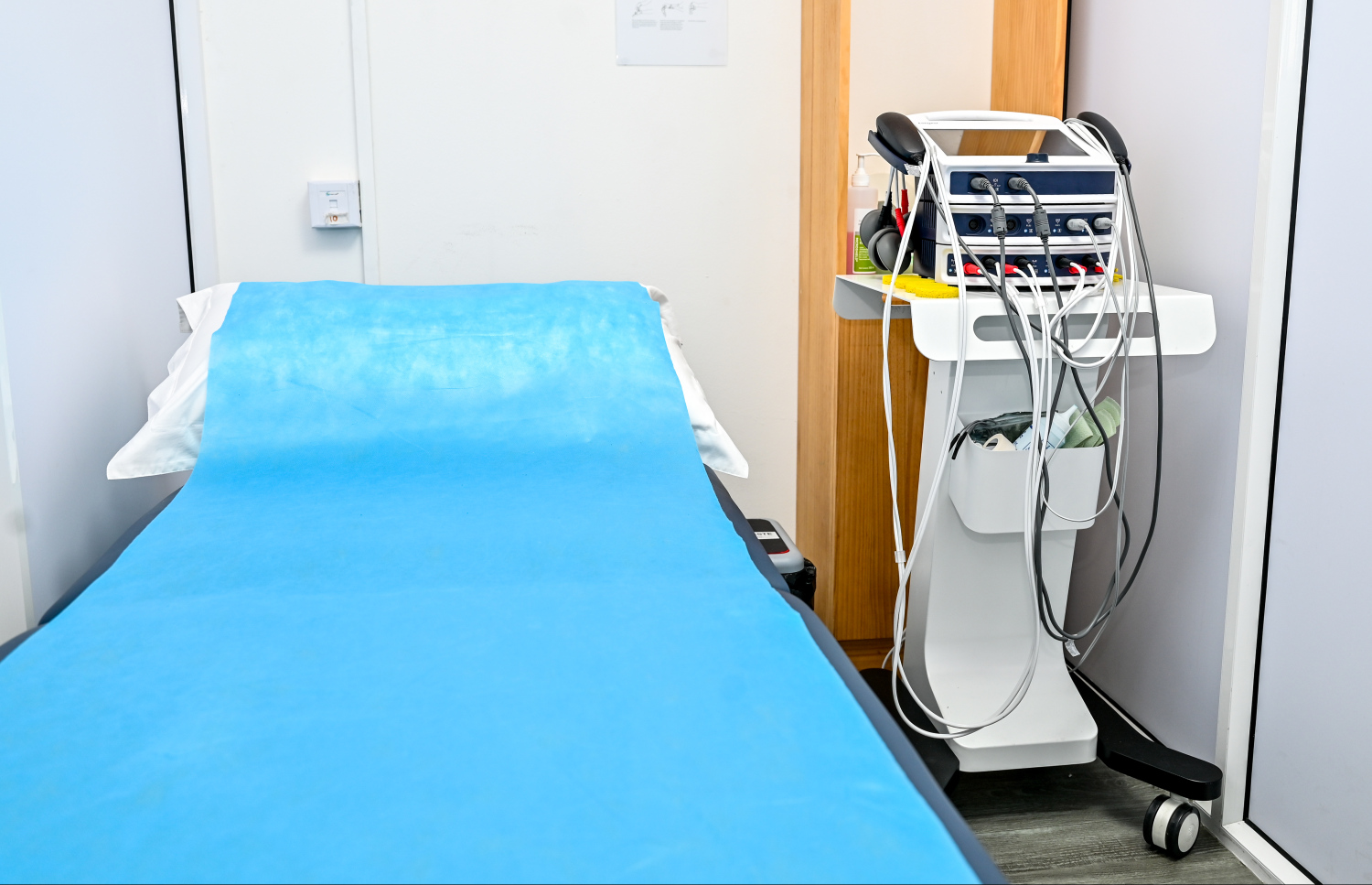 ޕިޒިއޯތެރަޕީ ދިނުމަށް ހާއްސަ ކޮޓަރިއެއް. ޓޯޓަލްފިޒިއޯއިން އަންނަނީ ލޭޒާތެރަޕީ ވެސް ދެމުން. -- ފޮޓޯ: ފަޔާޒް މޫސާ / މިހާރު