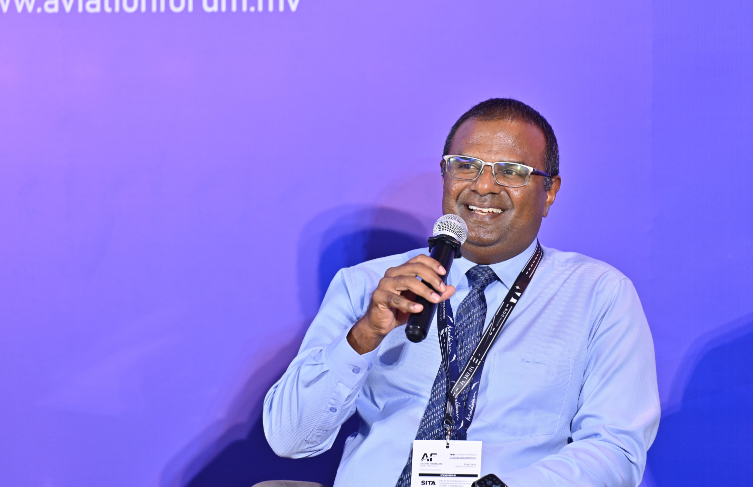 ހުޅުލޭ އައިލެންޑް ހޮޓެލްގައި ބޭއްވި އޭވިއޭޝަން ފޯރަމްގައި މޯލްޑިވިއަންގެ އެމްޑީ އިބްރާހިމް އިޔާސް ވާހަކަ ދައްކަނީ .-- ފޮޓޯ: ނިޝާން އަލީ | މިހާރު