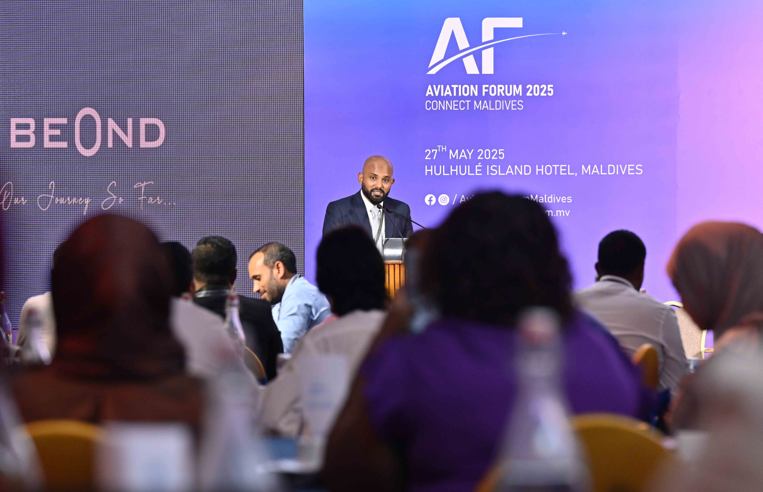 ހުޅުލޭ އައިލެންޑް ހޮޓެލްގައި ބޭއްވި އޭވިއޭޝަން ފޯރަމްގައި ޕްރެޒެންޓޭޝަނެއް ހުށަހަޅައިދެނީ .-- ފޮޓޯ: ނިޝާން އަލީ | މިހާރު