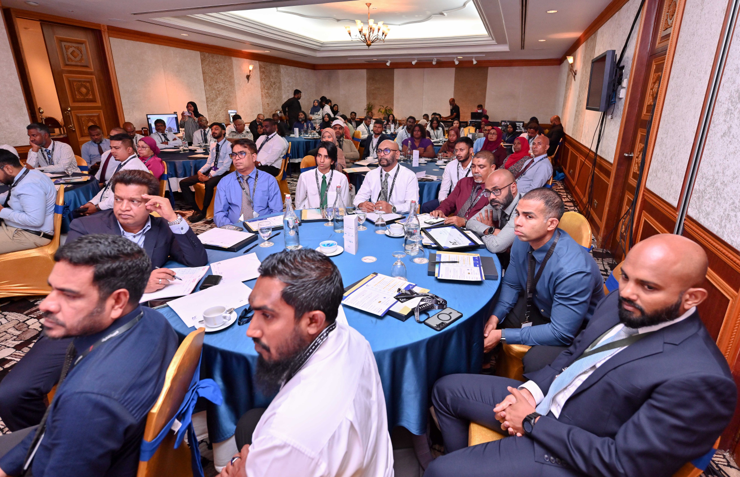 ހުޅުލޭ އައިލެންޑް ހޮޓެލްގައި ބޭއްވި އޭވިއޭޝަން ފޯރަމްގައި ބައިވެރިވި ބައެއް މީހުން .-- ފޮޓޯ: ނިޝާން އަލީ | މިހާރު