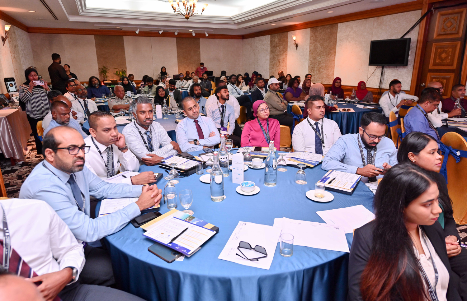 ހުޅުލޭ އައިލެންޑް ހޮޓެލްގައި ބޭއްވި އޭވިއޭޝަން ފޯރަމްގައި ބައިވެރިވި ބައެއް މީހުން .-- ފޮޓޯ: ނިޝާން އަލީ | މިހާރު