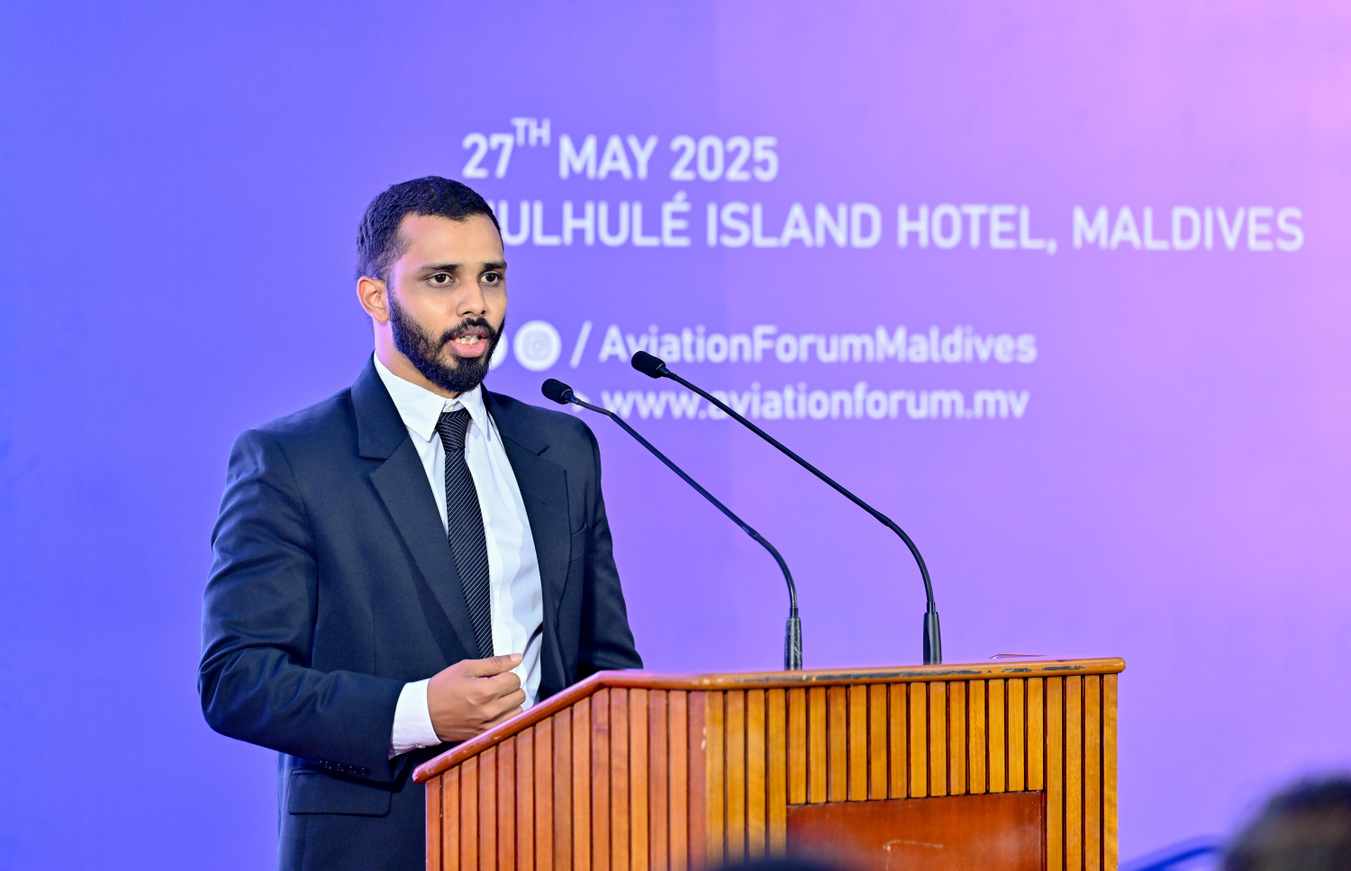 ހުޅުލޭ އައިލެންޑް ހޮޓެލްގައި ބޭއްވި އޭވިއޭޝަން ފޯރަމްގައި ޕްރެޒެންޓޭޝަނެއް ހުށަހަޅައިދެނީ .-- ފޮޓޯ: ނިޝާން އަލީ | މިހާރު