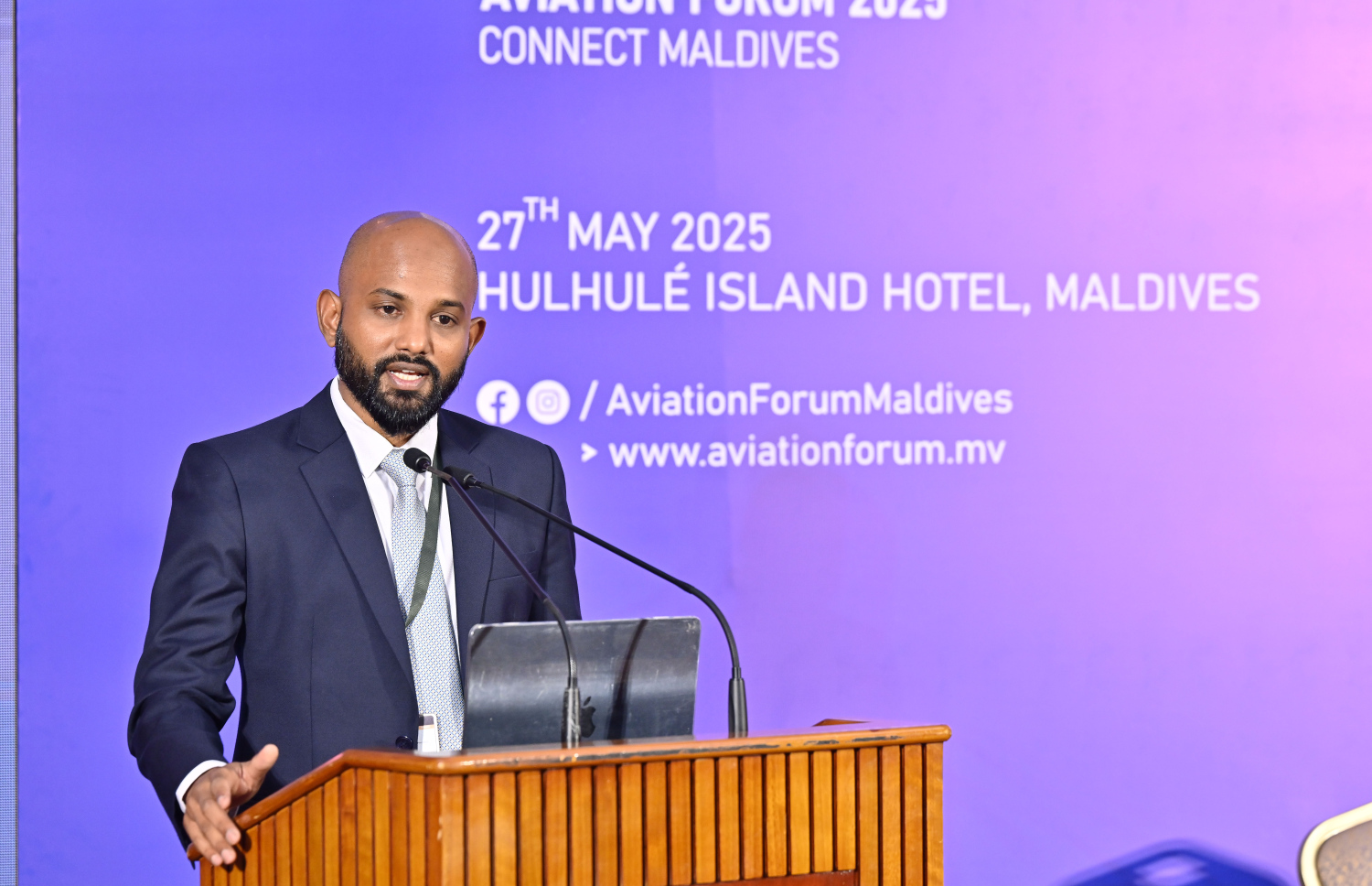 ހުޅުލޭ އައިލެންޑް ހޮޓެލްގައި ބޭއްވި އޭވިއޭޝަން ފޯރަމް ބިއޯންޑް އެއާލައިންގެ ފަރާތުން ވާހަކަ ދައްކަނީ.-- ފޮޓޯ: ނިޝާން އަލީ | މިހާރު