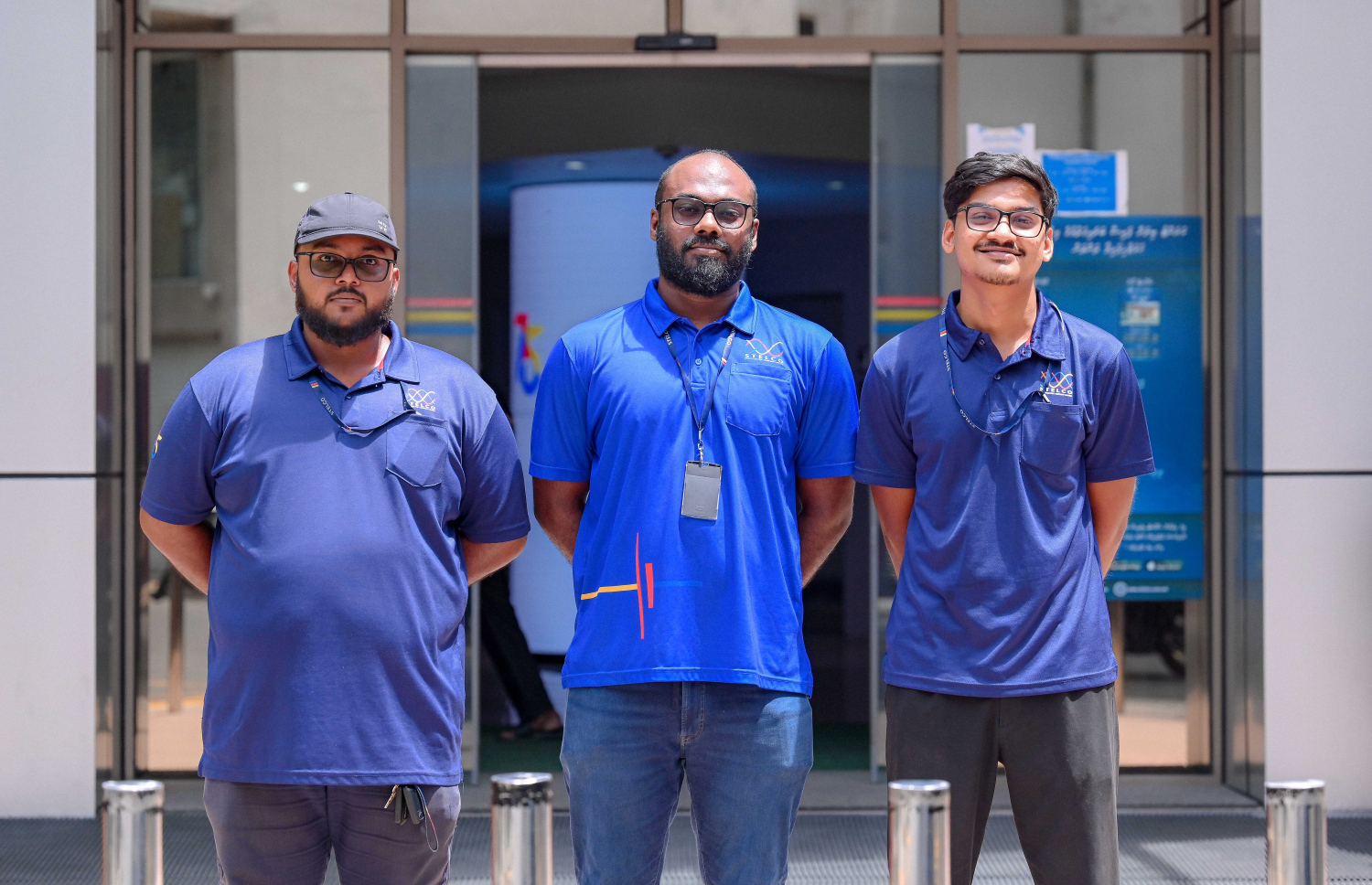 ރީޖަނަލް ޑިޕާޓްމެންޓުގެ އިލެކްޓިކަލް އިންޖިނިއާ އަލީ ނަބީހު ވަސީމް (ކ) ސްޓެލްކޯގެ އިލެކްޓްރިކަލް ޔުނިޓުގެ ހެޑް ހަސަން ފާރީހް މޫސާ (މ) ސްޓެލްކޯގެ އިންޖިއާ މުހައްމަދު އިހުމާދު އަހުމަދު (ވ) "މިހާރު" އަށް ދެއްވި އިންޓަވިއުއަށްފަހު--- ފޮޓޯ: ނިޝާން އަލީ / މިހާރު