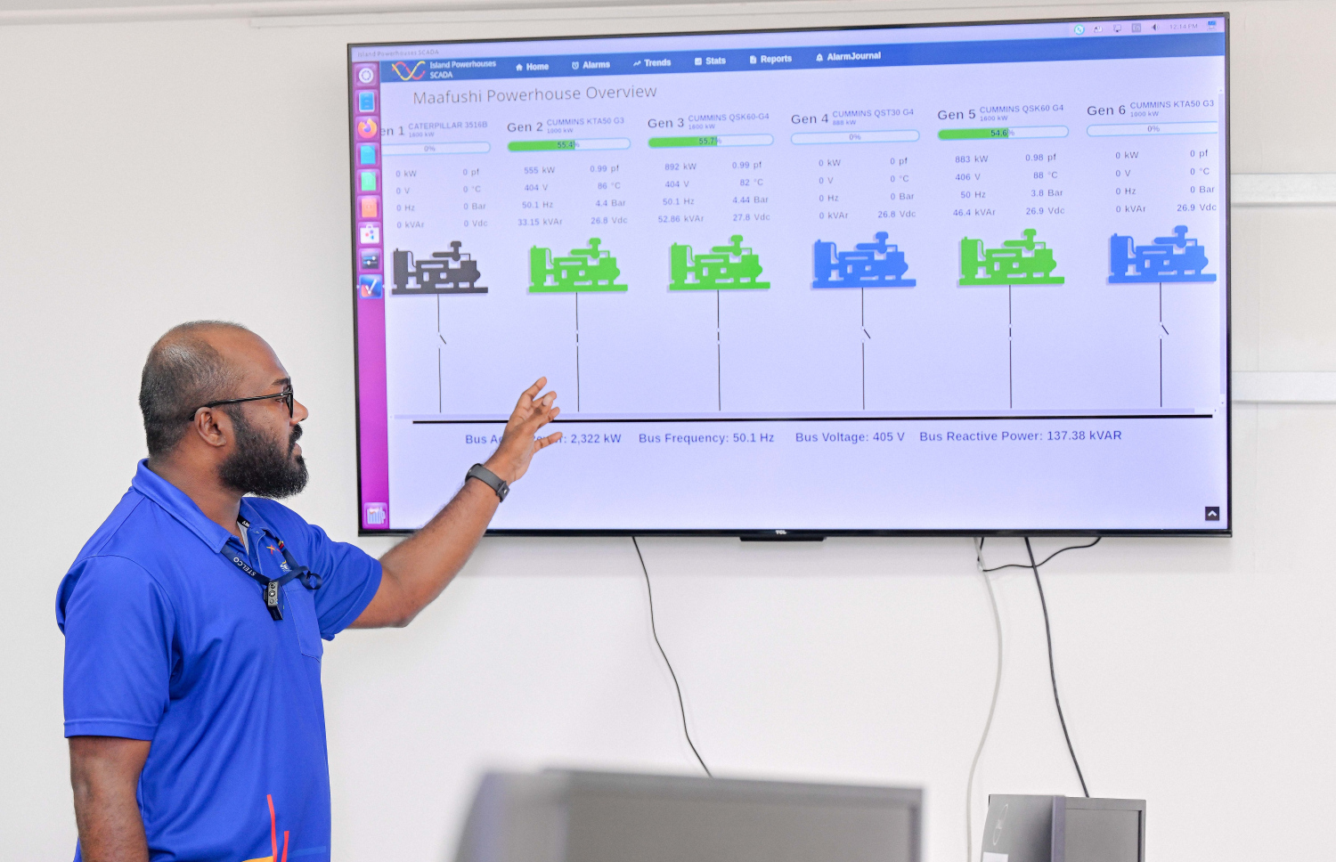 ސްޓެލްކޯގެ އިލެކްޓްރިކަލް ޔުނިޓުގެ ހެޑް ފާރިހް، ސްކާޑާ ސިސްޓަމް "މިހާރު"ގެ ނޫސްވެރިންނަށް ދައްކާލައްވަނީ-- ފޮޓޯ: ނިޝާން އަލީ / މިހާރު