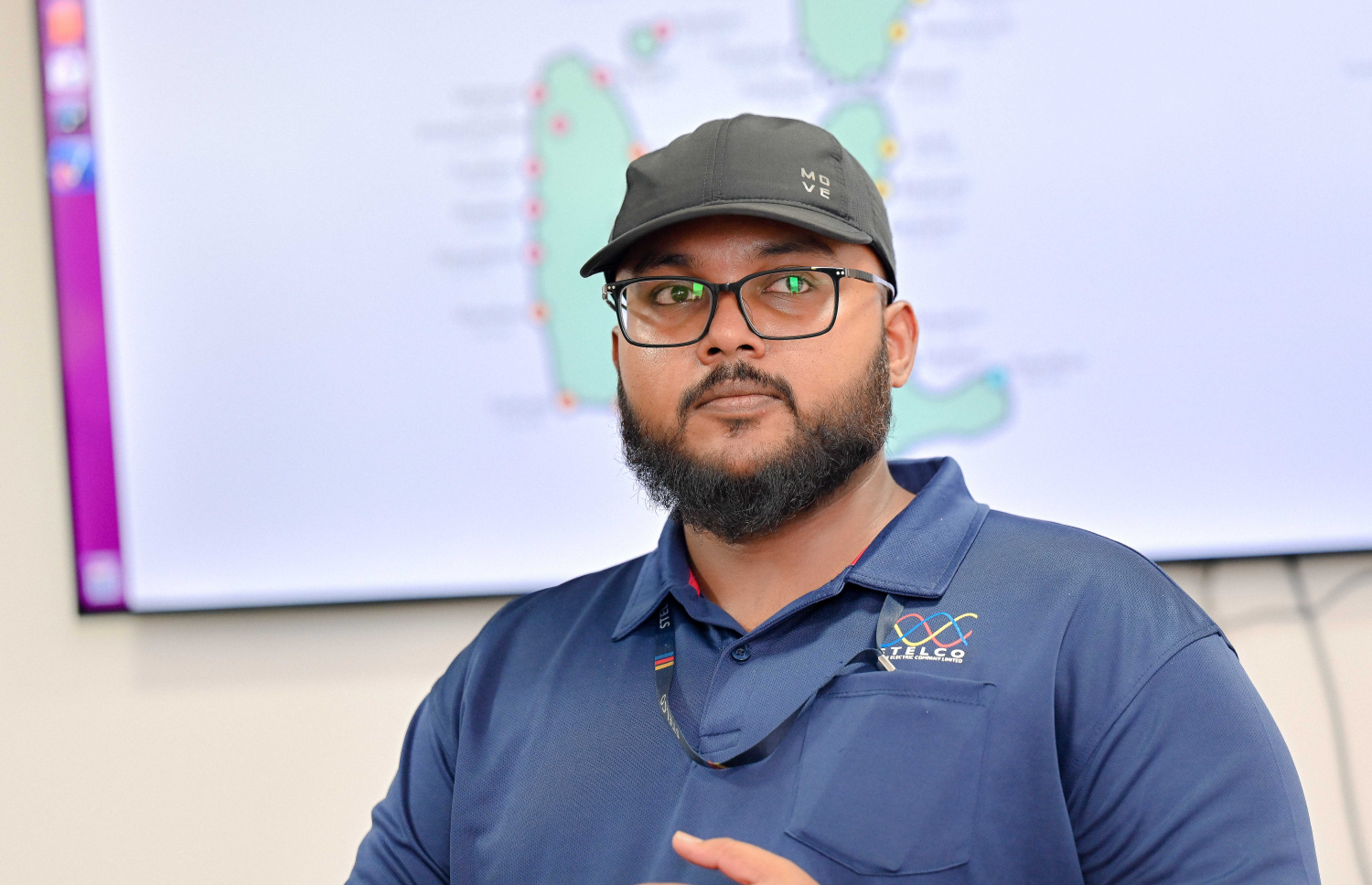 ސްޓެލްކޯގެ އިންޖިއަރު އިހުމާދު ސްކާޑާ ސިސްޓަމްގެ މަސައްކަތްތައް ކިޔައި ދެއްވަނީ.--- ފޮޓޯ: ނިޝާން އަލީ / މިހާރު