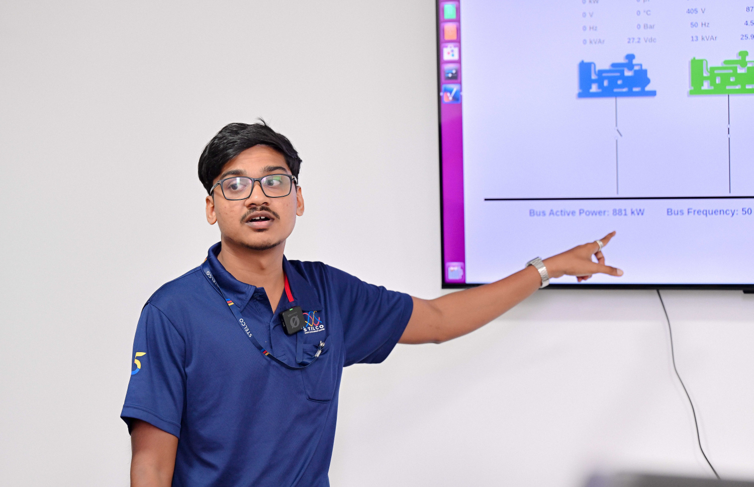 ރީޖަނަލް ޑިޕާޓްމެންޓުގެ އިލެކްޓްރިކަލް އިންޖިނިއަރު ނަބީހު ސްކާޑާ ސިސްޓަމް މަސައްކަަތް ކުރާ ގޮތް ކިޔައި ދެއްވަނީ.--- ފޮޓޯ: ނިޝާން އަލީ / މިހާރު