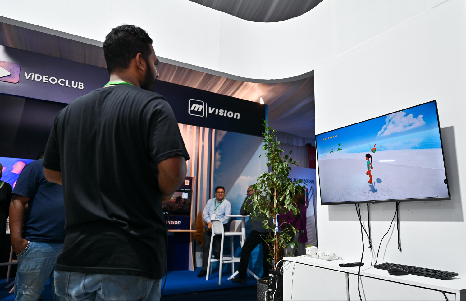 ލޫޕްކްރާފްޓުން އަލަށް ނެރެން ތައްޔާރުވާ ގޭމުގެ ޑެމޯއެއް ކުޅެނީ. -- ފޮޓޯ: ފަޔާޒް މޫސާ | މިހާރު