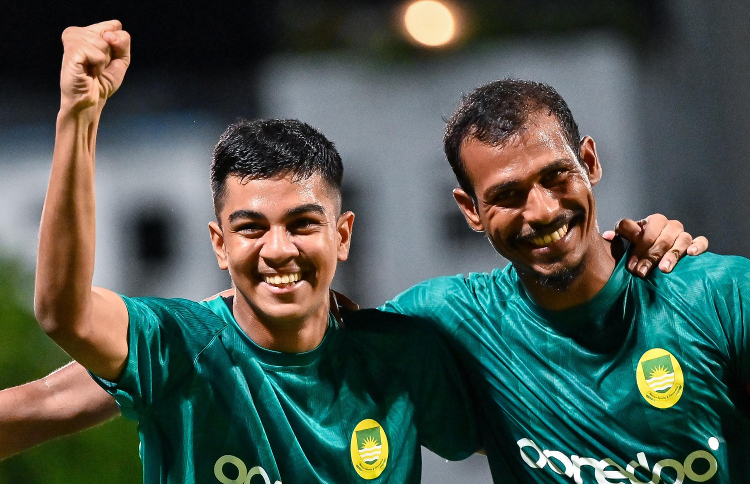 މާޒިޔާގެ އިލާން (ވ) ގޯލު ޖެހުމަށް ފަހު އެ ޓީމުގެ ކެޕްޓަން ސަމޫހުއާ އެކު އުފާފާޅުކުރަނީ. -- ފޮޓޯ: ފަޔާޒް މޫސާ/ މިހާރު