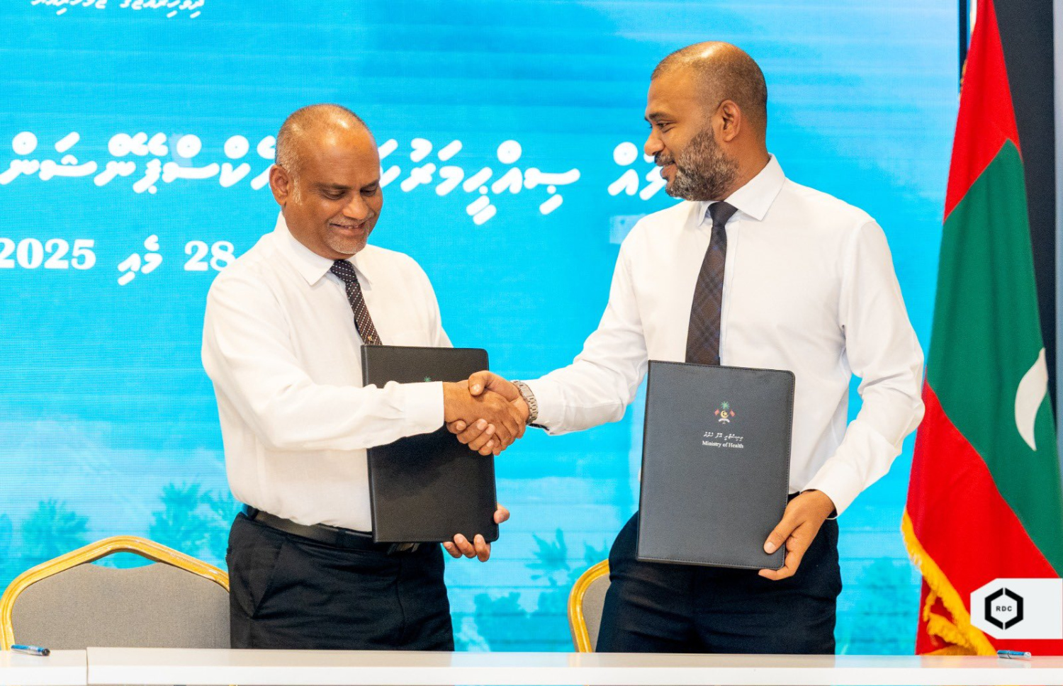 ހެލްތު މިނިސްޓްރީގައި ބޭއްވި ރަސްމިއްޔާތުގައި ހެލްތު ސެންޓަރެއްގެ މަަސައްކަތް ހަވާލުކުރަނީ. -- ފޮޓޯ: ހެލްތު މިނިސްޓްރީ