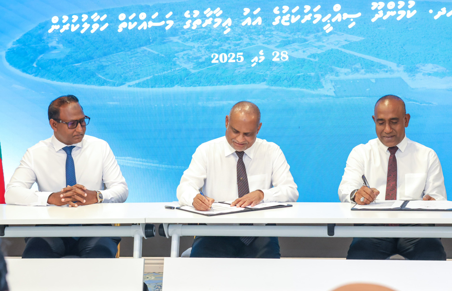 ހދ. ކުމުންދޫ ސިއްހީ މަރުކަޒުގެ އާ އިމާރާތް އެޅުމުގެ ރަސްމިއްޔާތުގައި މިނިސްޓްރީގެ ފަރާތުން އެ މިނިސްޓްރީގެ ސްޓޭޓް މިނިސްޓަރު އަހުމަދު ގާސިމް އަދި އެމްޓީސީސީގެ މެނޭޖިން ޑިރެކްޓަރު އަހުމަދު ސައުދީ ސޮއި ކުރެއްވަނީ.-- ފޮޓޯ: ހެލްތު މިނިސްޓްރީ