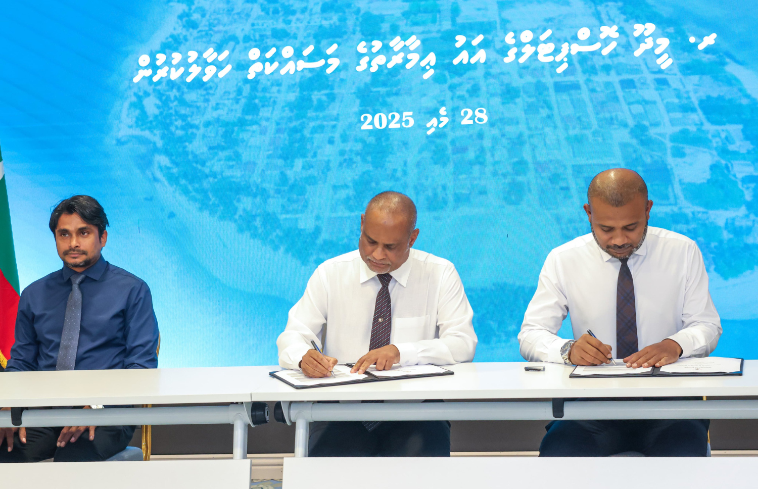 ރ. މީދޫ ހޮސްޕިޓަލުގެ އާ އިމާރާތް އެޅޫމުގެ ރަސްމިއްޔާތުގައި މިނިސްޓްރީގެ ފަރާތުން އެ މިނިސްޓްރީގެ ސްޓޭޓް މިނިސްޓަރު އަހުމަދު ގާސިމް އަދި އާރުޑީސީގެ ފަރާތުން ޑެޕިއުޓީ މެނޭޖިން ޑިރެކްޓަރު މުހައްމަދު އަސްބާހް އަލީ ނަސީރު ސޮއި ކުރައްވަނީ.-- ފޮޓޯ: ހެލްތު މިނިސްޓްރީ