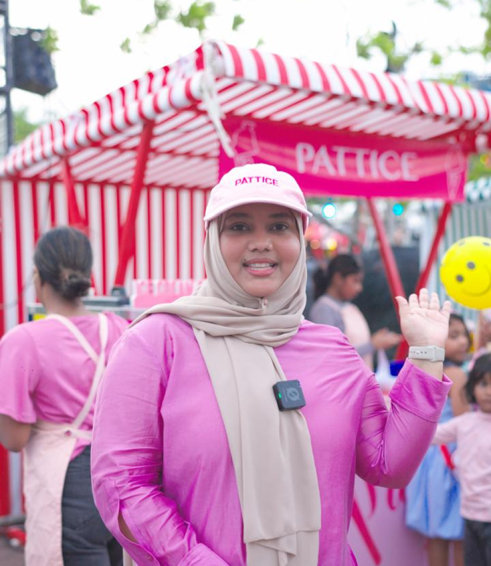 ޕެޓީސްގެ ވެރިޔާ މަލްހާ ޕެޓީސްއާ ގުޅޭ މައުލޫމާތު ދެނީ. -- ފޮޓޯ: އަމާނީ އަބްދުﷲ