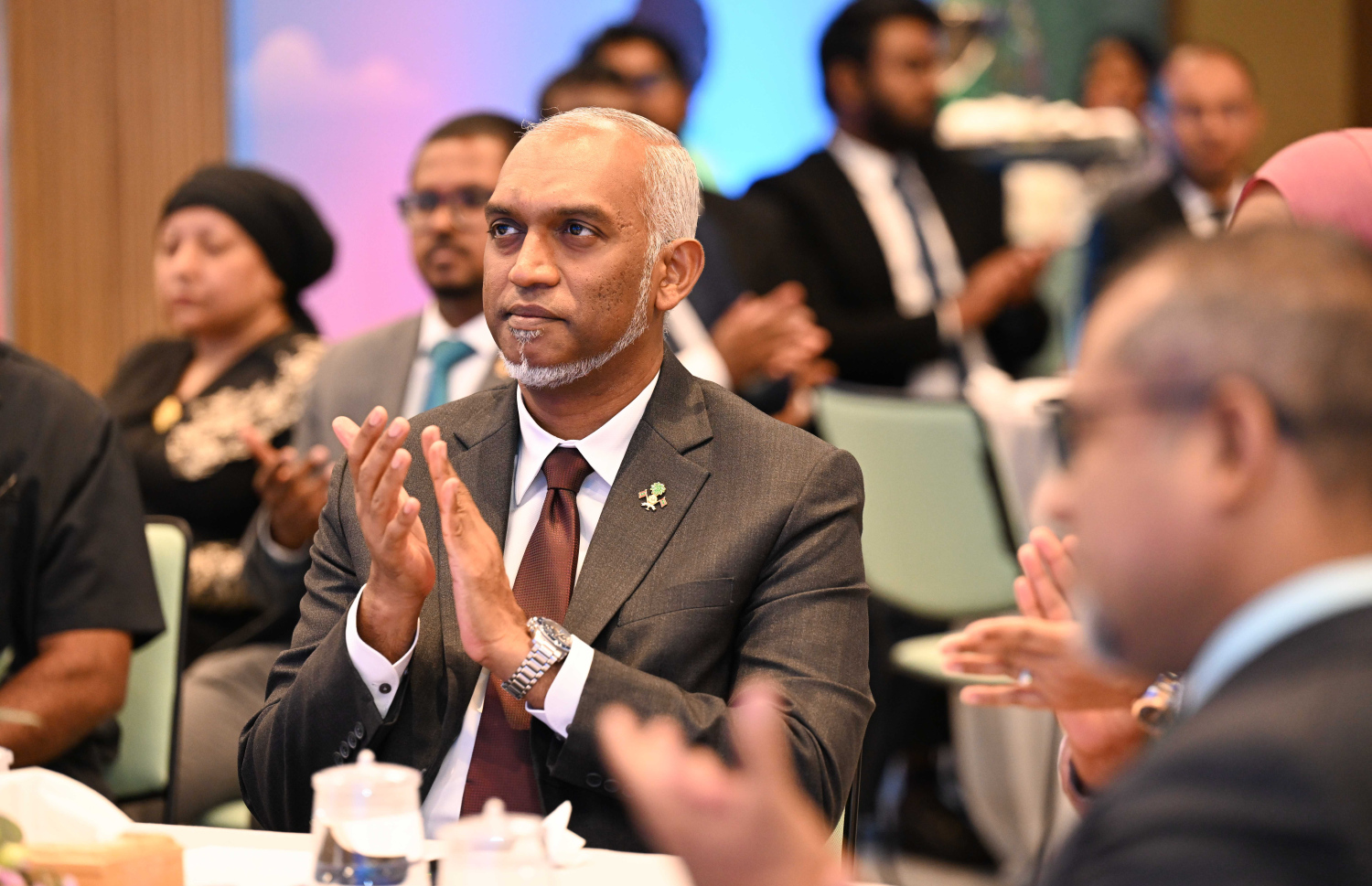 ރައީސް މުއިއްޒު: ޑޮމެސްޓިކް ކެޓެގަރީގެ ކަރަންޓު ޓެރިފް ރޭޓުތައް ދަށްކޮށް، އެ ކަން ތަންފީޒުކުރުމުގައި ދެމެހެޢްޓެނިވި ގޮތެއްގައި މެނޭޖްކުރުމަށް ކަމާބެހޭ ފަރާތްތަކުން ކުރަން ޖެހޭ ކަންކަން ކުރަން ދަންނަވާފައިވާނެ ކަމަށް މިއަދު ވިދާޅުވި-.---ފޮޓޯ: ރައީސް އޮފީސް