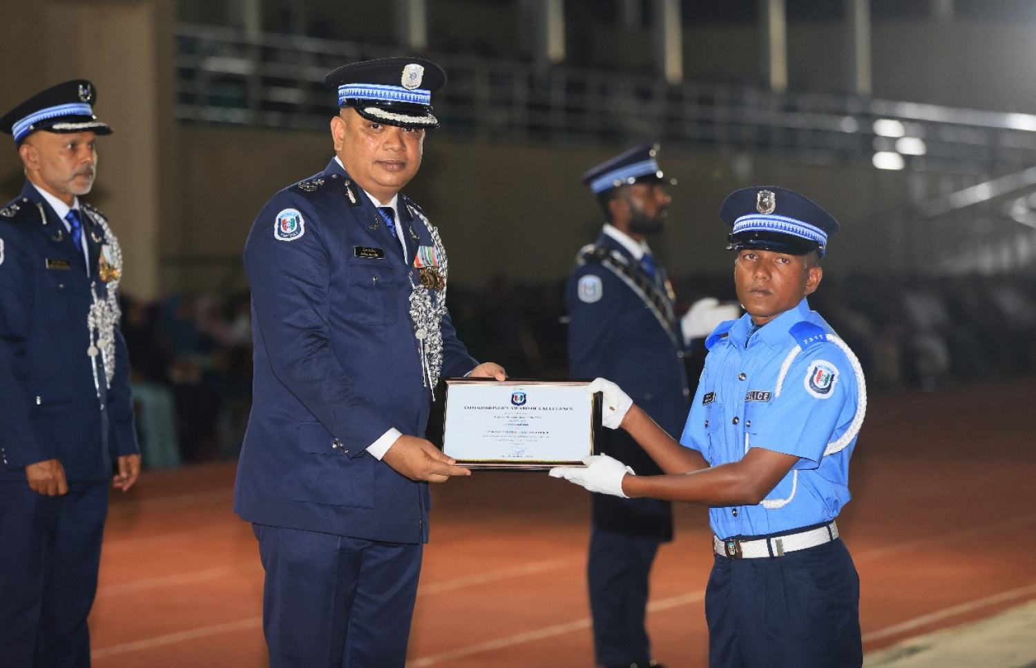 ފުލުހުންގެ 39 ވަނަ އަސާސީ ތަމްރީން ކޯހުން އެންމެ މޮޅު ދަރިވަރަކަށް ހޮވުނު ކޮންސްޓެބަލް ހުސެއިން ތާއިމްއަށް ޑެޕިއުޓީ ކޮމިޝަނަރު އިސްމާއިލް ނަވީން ހަނދާނީ ފިލާ ހަވާލު ކޮށްދެއްވަނީ..-- ފޮޓޯ: ޕޮލިސް