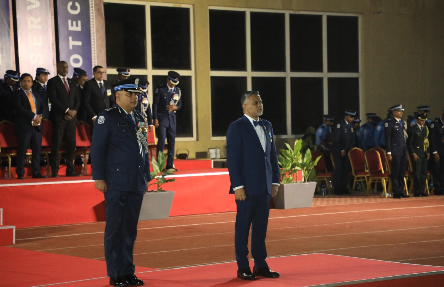 ފުލުހުންގެ 39 ވަނަ އަސާސީ ތަމްރީން ކޯސް ފުރިހަމަކުރި ދަރިވަރުންގެ ގްރެޖުއޭޝަން ހަފުލާގެ ޝަރަފުވެރި މެހުމާން ޕްރޮސެކިއުޓާ ޖެނެރަލް އައްބާސް އަދި ޑީސީޕީ ނަވީން މިރޭގެ ހަފުލާގައި.-- ފޮޓޯ: ޕޮލިސް