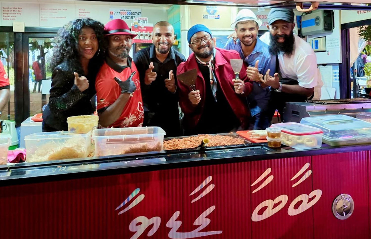 ޑިޓިއުން ބޭންޑު، ބާބަ ގާޑިޔާގެ އަތީގާއެކު.-