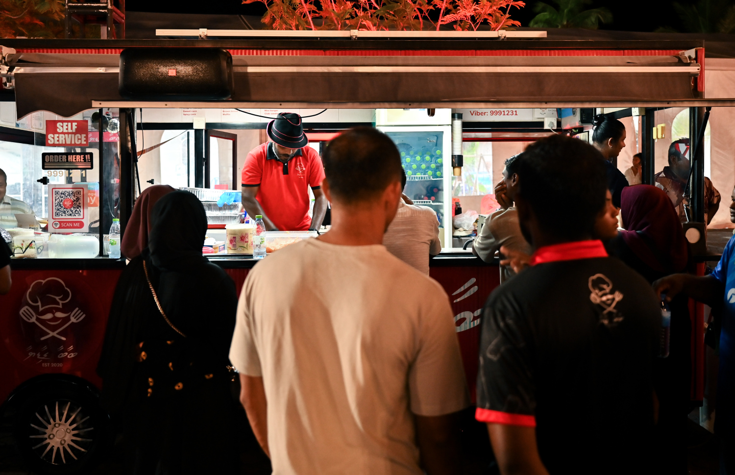 ބާބަ ގާޑިޔާއިން ހިދުމަތް ހޯދަން ބަޔަކު މަޑުކޮށްލައިގެން.-- ފޮޓޯ: