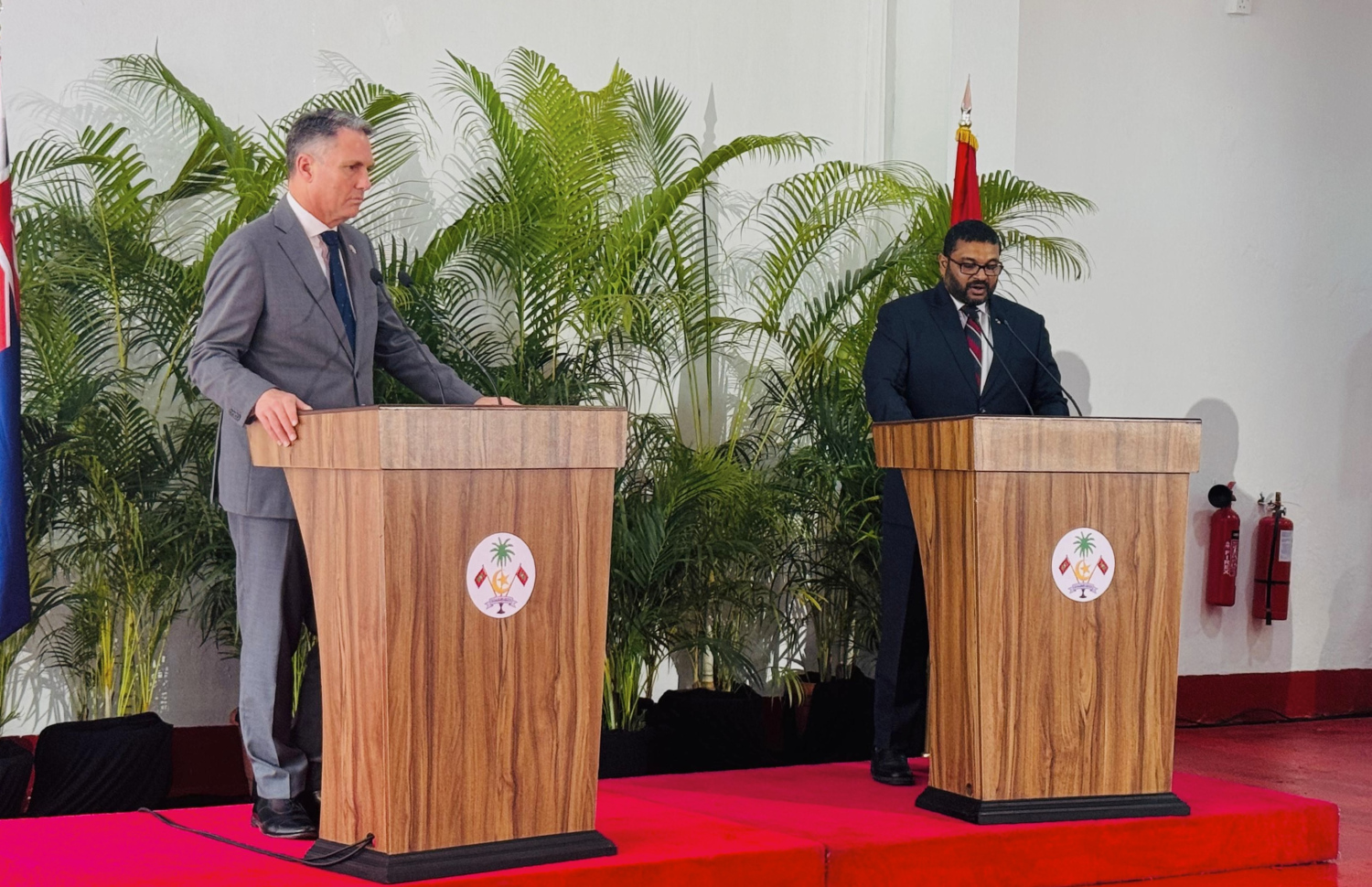 އޮސްޓްރޭލިއާގެ ޑިފެންސް މިނިސްޓަރު ރިޗާޑް މާލްސް އާއި ރާއްޖޭގެ ޑިފެންސް މިނިސްޓަރު ގައްސާން މައުމޫން، މިއަދު ބަންޑާރަކޮށީގައި ބެއްވި ނޫސްވެރިންގެ ބައްދަލުވުމުގައި ވާހަކަ ދައްކަވަނީ.-- ފޮޓޯ: މިހާރު