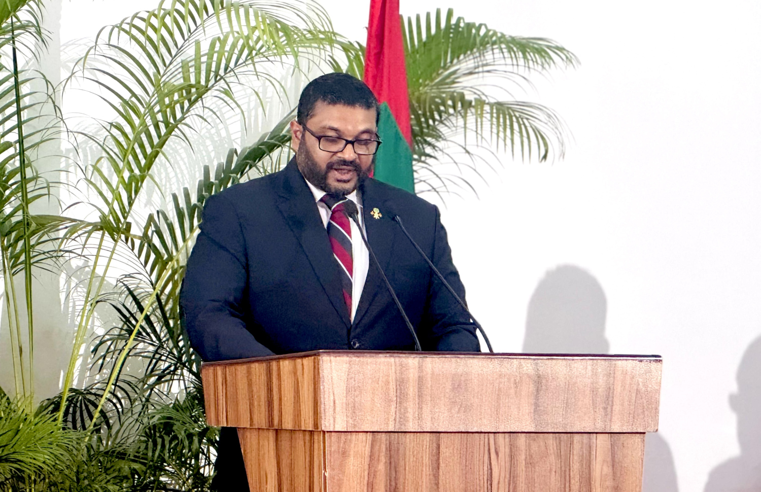 ރާއްޖޭގެ ޑިފެންސް މިނިސްޓަރު ގައްސާން މައުމޫން، މިއަދު ބަންޑާރަކޮށީގައި ބެއްވި ނޫސްވެރިންގެ ބައްދަލުވުމުގައި ވާހަކަ ދައްކަވަނީ.-- ފޮޓޯ: މިހާރު